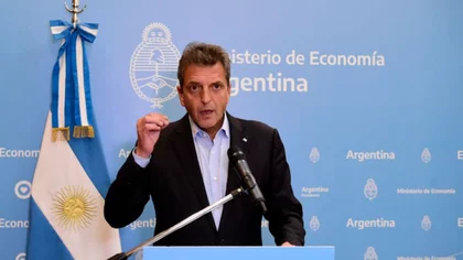 Massa anunció la suspensión de impuestos que impactan en el precio del combustible