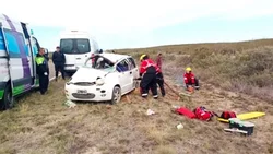 Se durmió, volcó y quedó atrapado en su auto