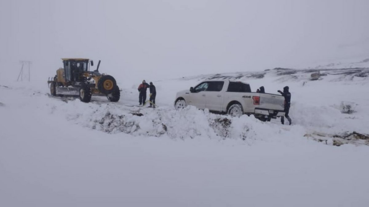 Una familia chilena se mandó por una ruta cerrada y tuvo que ser rescatada en la nieve