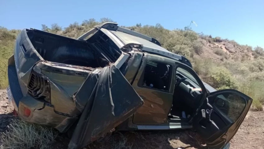Reventó una cubierta y volcó contra la barda en la Ruta 7