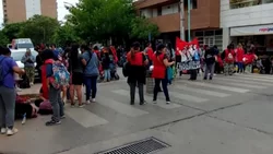 Otro día complicado: vuelve el acampe de las organizaciones al centro neuquino