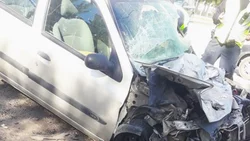Cruzó en rojo, chocó y quedó atrapada en el auto