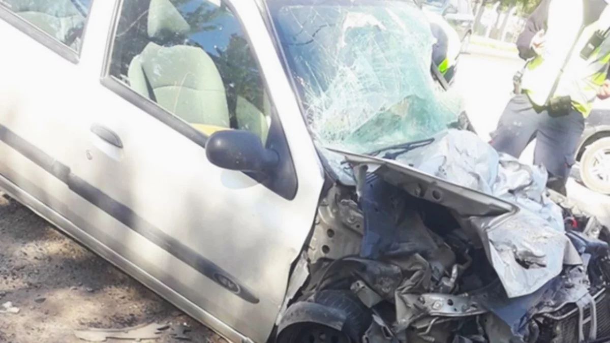 Cruzó en rojo, chocó y quedó atrapada en el auto