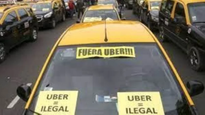Tensiones entre los taxis y Uber: "No están aceptados por el municipio pero igual operan"