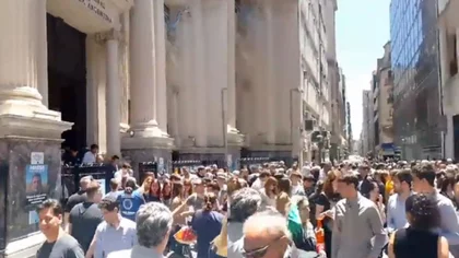 Empleados del BCRA realizaron un "abrazo simbólico" al edificio