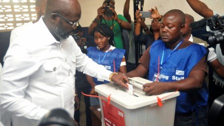Liberia eligió a su presidente en un muy ajustado balotaje