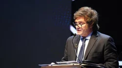 Milei afirmó que privatizará YPF y medios públicos