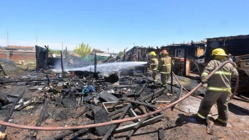 Un incendio destruyó por completo una casa en Toma El Nido