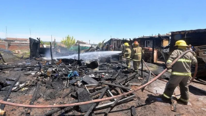 Un incendio destruyó por completo una casa en Toma El Nido