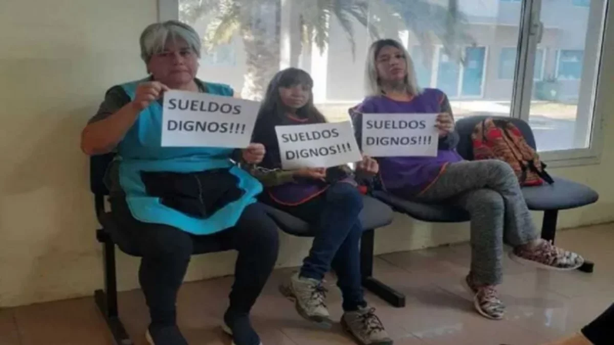 Plottier: trabajadoras municipales se encadenan por reclamo salarial
