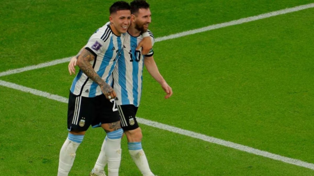 Enzo, con la máscara de Messi: "Es muy especial para mí"