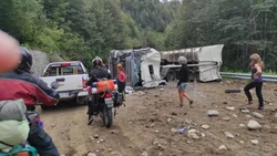 Ruta 40: un camión volcó en el camino de Los 7 Lagos