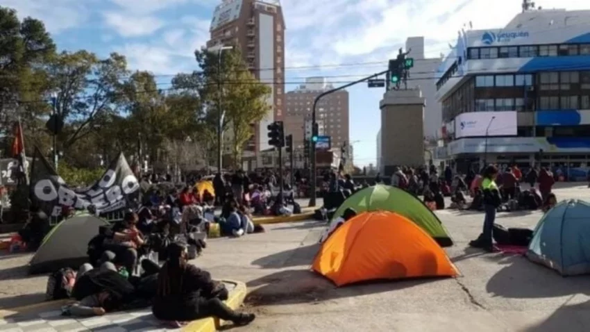 Levantaron el acampe: mañana pagarán los sueldos
