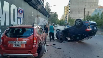 Borracho, impactó a un vehículo estacionado y volcó en el centro de Neuquén
