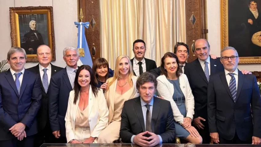Los ministros de Milei juraron a puertas cerradas: cómo se definieron los cargos