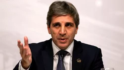 Caputo dijo que la dolarización y el cierre del BCRA siguen en pie