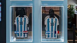 Millonaria recaudación en subasta de camisetas de Messi