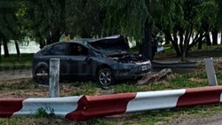 Borracho, se tragó la curva y volcó en el acceso al río