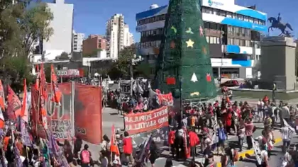 Se levantó la concentración en el centro neuquino en contra de Milei
