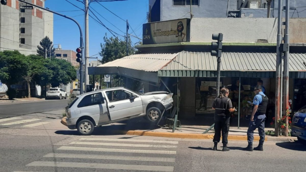 Neuquén: un auto chocó y se incrustó en una agencia de quiniela