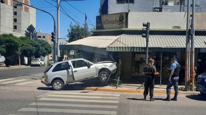 Neuquén: un auto chocó y se incrustó en una agencia de quiniela
