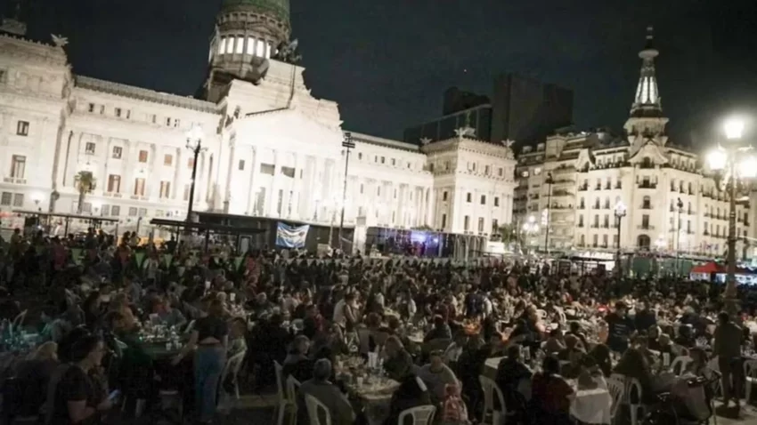 Más de 4000 personas cenaron en Nochebuena frente al Congreso