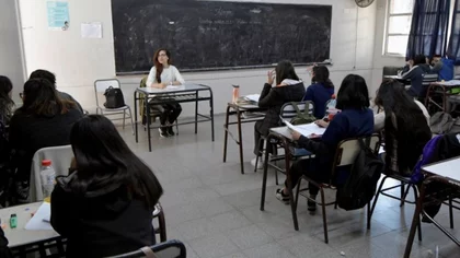 Proponen que estudiantes rindan un examen al terminar el secundario