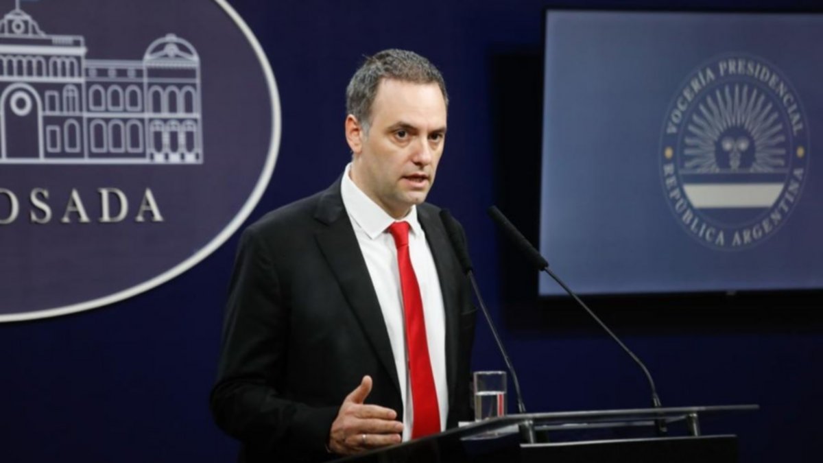 Adorni aseguró que buscan corregir el "rumbo decadente" del país