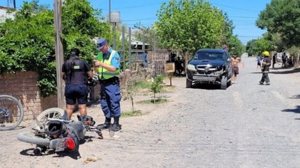 Un motociclista chocó e impactó su cabeza contra un paredón: está grave