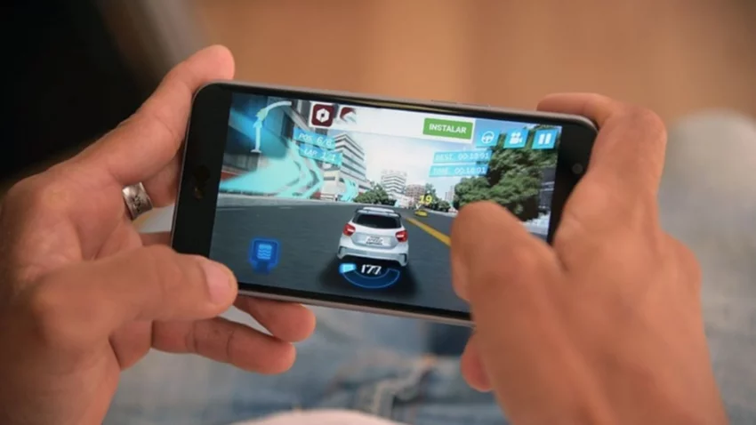 Lo despidieron con causa por jugar en el celular y dormirse en el trabajo