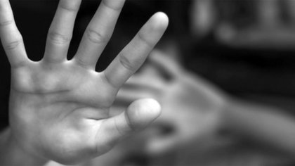 El ex la subió por la fuerza al auto y la molió a golpes