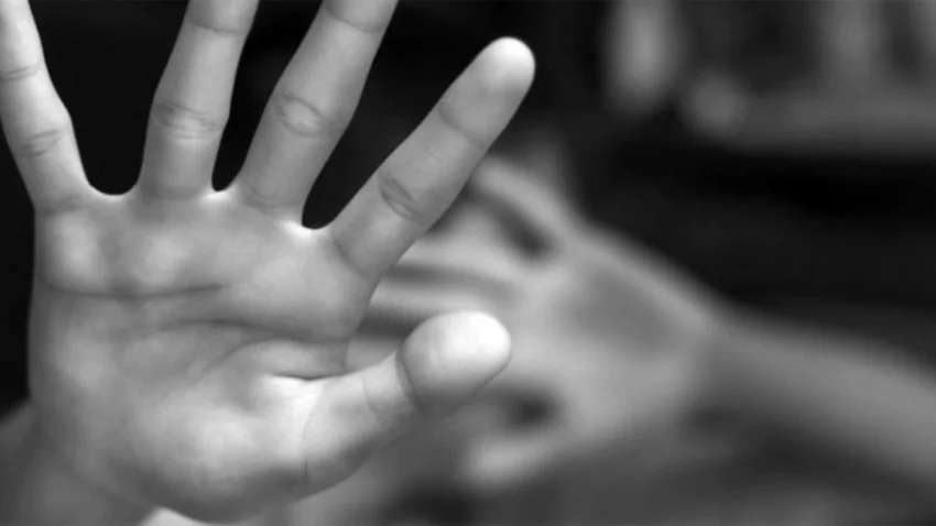 El ex la subió por la fuerza al auto y la molió a golpes