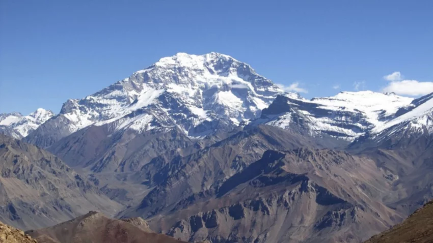 Hallaron sin vida a otro andinista que escalaba el Aconcagua
