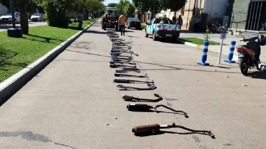 VIDEO: Municipio destruyó 40 caños de escape con una aplanadora
