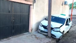 Dos menores robaron y chocaron un taxi: fueron atrapados