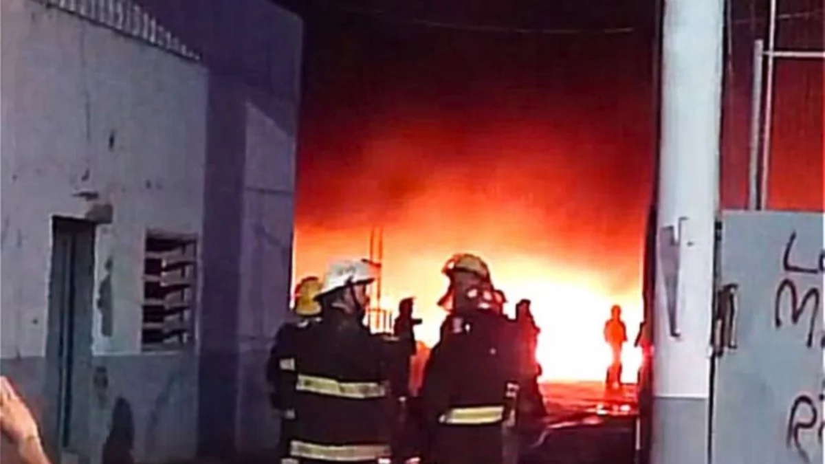 Ardió un depósito de un comercio mayorista