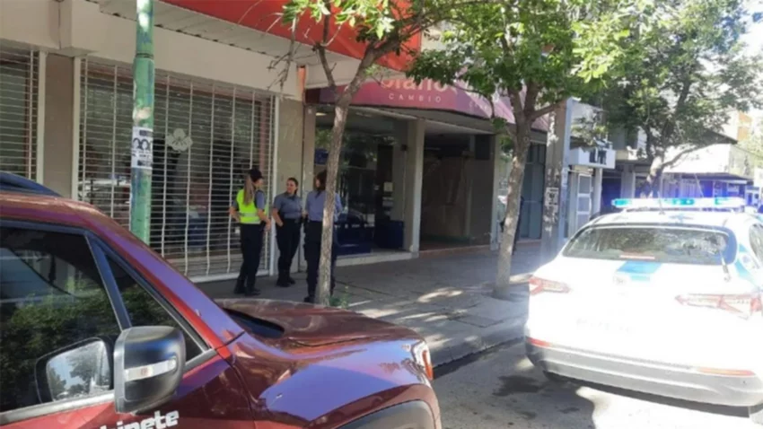 Rompieron el blindex y quisieron robar en una casa de cambio