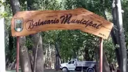 Se electrocutó un adolescente que se bañaba en el río