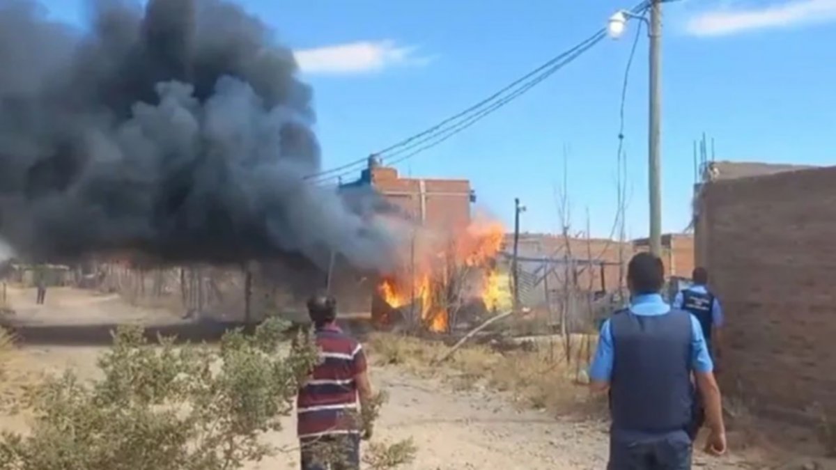 Feroz incendio destruyó una casilla en Parque Industrial