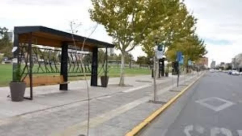 Esperaba el colectivo y terminó detenida