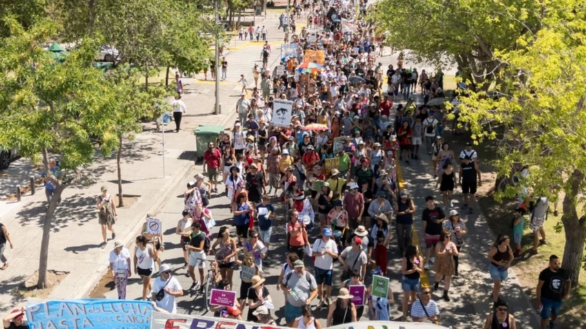 El centro de Neuquén se colmó de gente en rechazo a las políticas de Milei