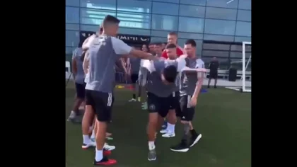 Video: la divertida reacción de Luis Suárez al recibir una cachetada de Messi