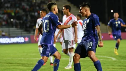 Argentina le ganó 2-0 a Perú y lidera su grupo