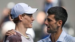 Sinner se impuso a Djokovic con una actuación soberbia y está en la final