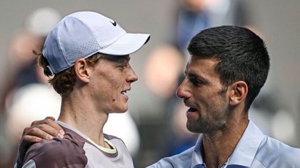 Sinner se impuso a Djokovic con una actuación soberbia y está en la final