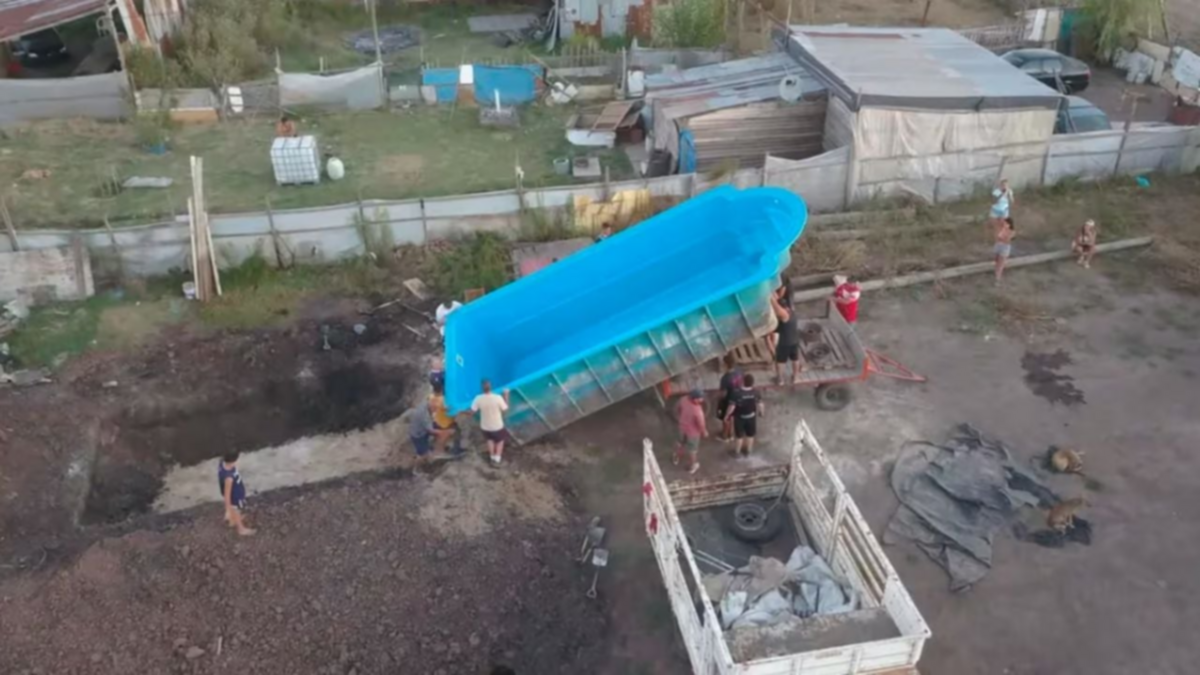 Robaron una pileta de 7 metros y la instalaron en un terreno tomado