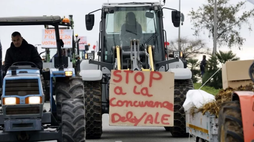 Francia sigue bloqueada por agricultores