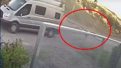 Video: descargó las cloacas de la casilla en plena calle