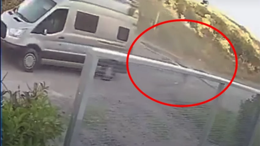 Video: descargó las cloacas de la casilla en plena calle