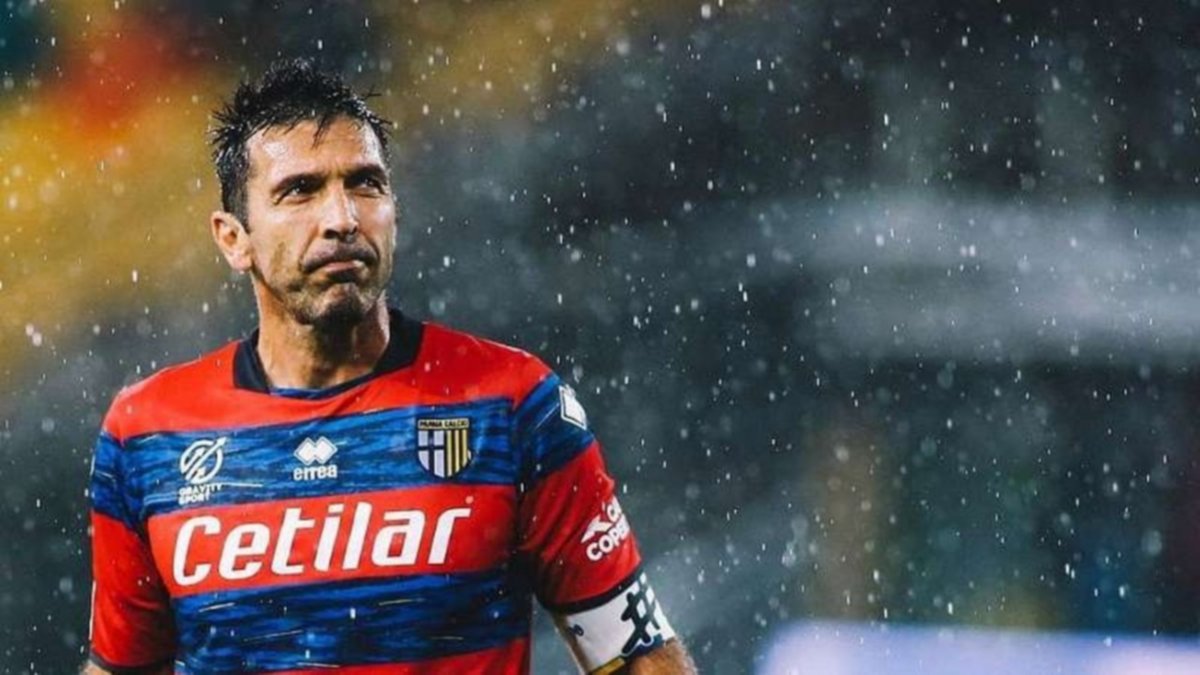 Gianluigi Buffon propone agrandar los arcos